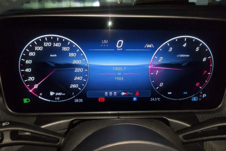 Used Mercedes-Benz C-Class 2025 Refresh C 200 L Sport Edition Odometer Close Up