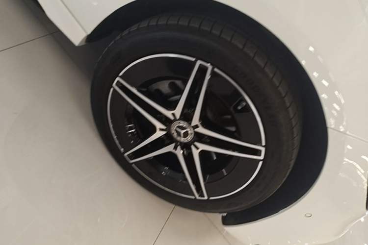 Used Mercedes-Benz C-Class 2025 C 260 L Obsidian Night Sport Edition Right Front Wheel Hub