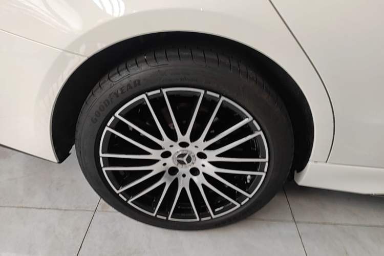 Used Mercedes-Benz C-Class 2025 C 260 L Sport Edition Right Rear Wheel Hub