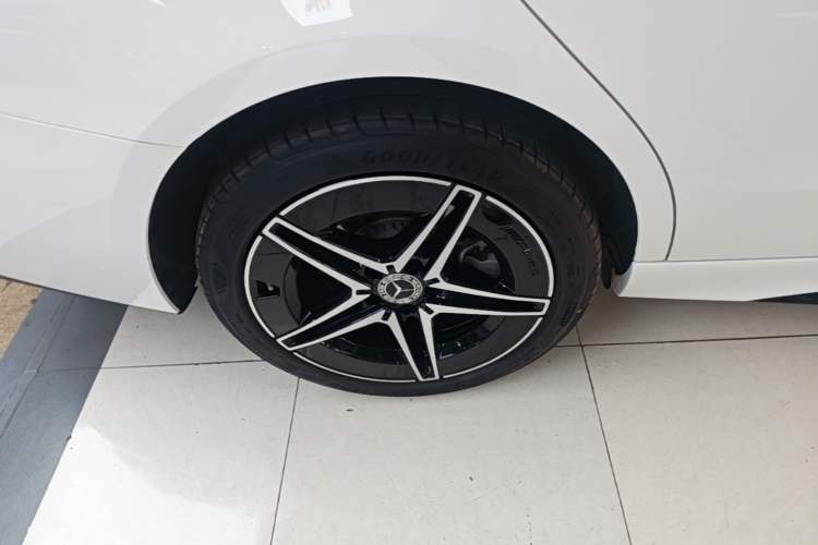Used Mercedes-Benz C-Class 2025 C 260 L Obsidian Night Sport Edition Right Rear Wheel Hub