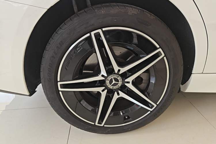 Used Mercedes-Benz C-Class 2025 C 260 L Obsidian Night Sport Edition Right Rear Wheel Hub