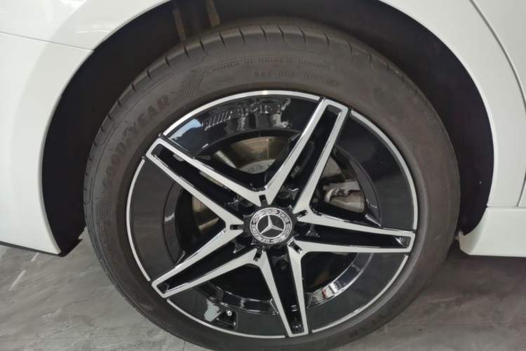 Used Mercedes-Benz C-Class 2025 C 260 L Obsidian Night Sport Edition Right Rear Wheel Hub
