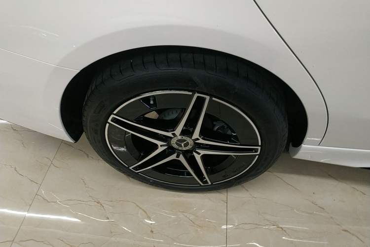 Used Mercedes-Benz C-Class 2025 C 260 L Obsidian Night Sport Edition Right Rear Wheel Hub