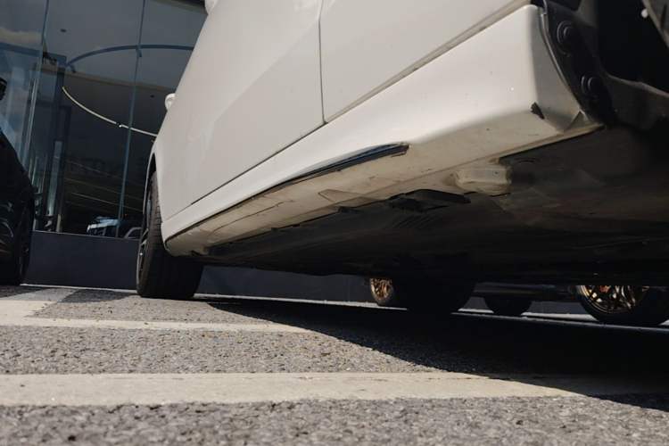 Used Mercedes-Benz C-Class 2025 C 260 L Obsidian Night Sport Edition Right Side Sill