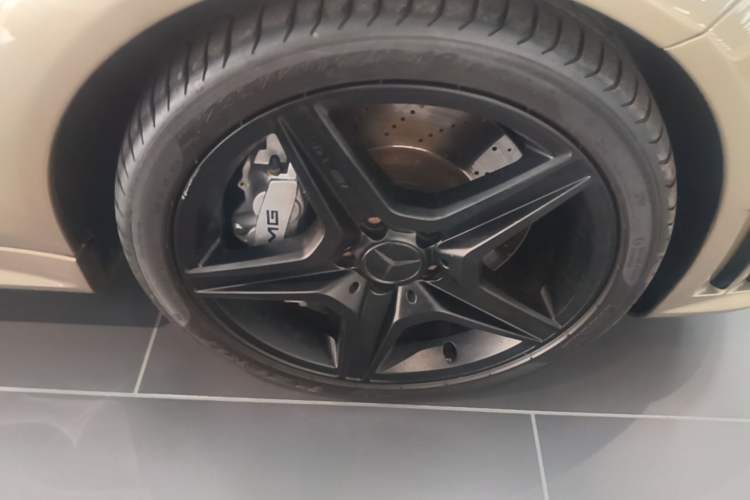 Used Mercedes-Benz C-Class AMG 2009 AMG C 63 Sport Edition Right Front Wheel Hub
