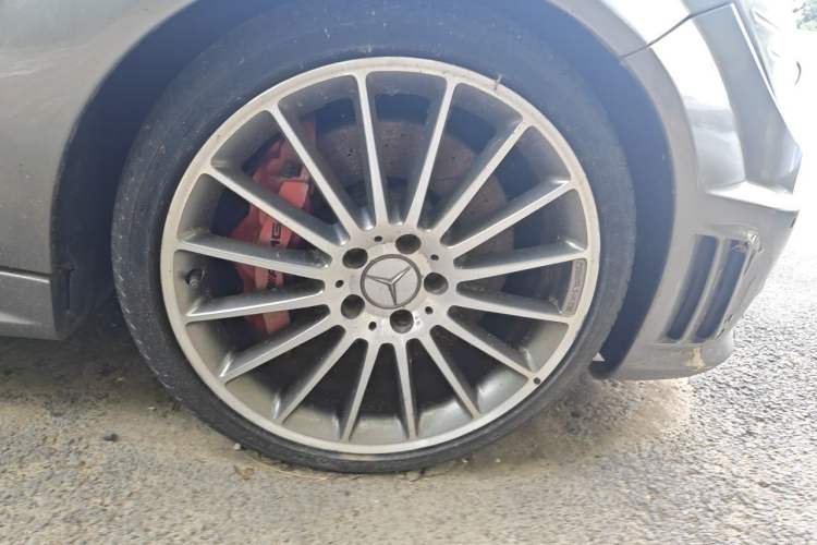 Used Mercedes-Benz C-Class AMG 2010 AMG C 63 High-Performance Edition Right Front Wheel Hub
