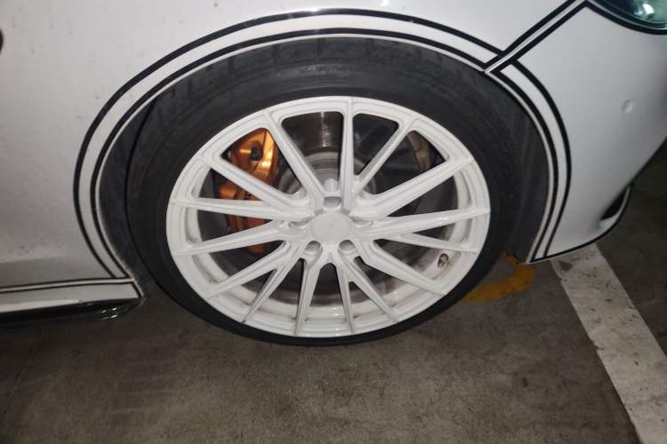 Used Mercedes-Benz C-Class AMG 2017 AMG C 63 Right Front Wheel Hub