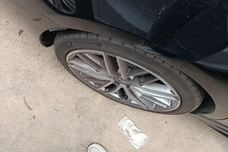 Used Mercedes-Benz C-Class AMG 2024 Facelift AMG C 43 4MATIC Right Rear Wheel Hub