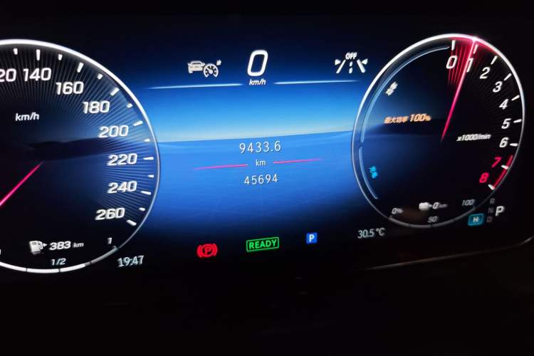 Used Mercedes-Benz C-Class New Energy 2023 Second Facelift C 350 eL Odometer Close Up