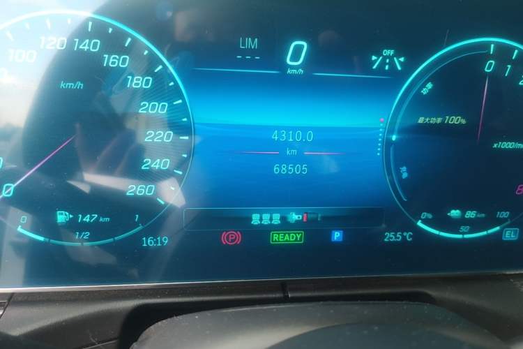 Used Mercedes-Benz C-Class New Energy 2023 Facelift C 350 eL Odometer Close Up
