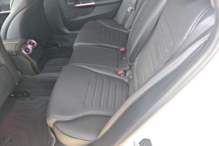Used Mercedes-Benz C-Class New Energy 2024 Revised Version C 350 eL Left Rear Seat