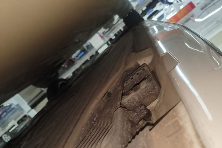Used Mercedes-Benz C-Class New Energy 2024 C 350 eL Left Side Sill
