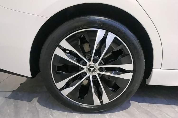 Used Mercedes-Benz C-Class New Energy 2024 Revised Version C 350 eL Right Rear Wheel Hub