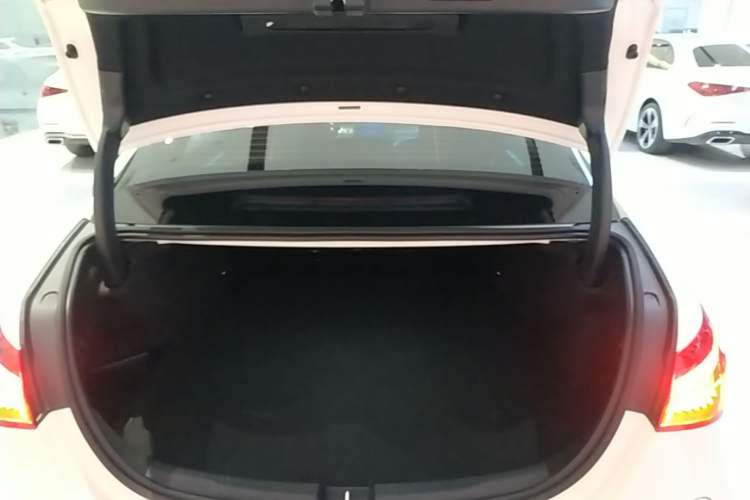 Used Mercedes-Benz C-Class New Energy 2024 Revised Version C 350 eL Trunk