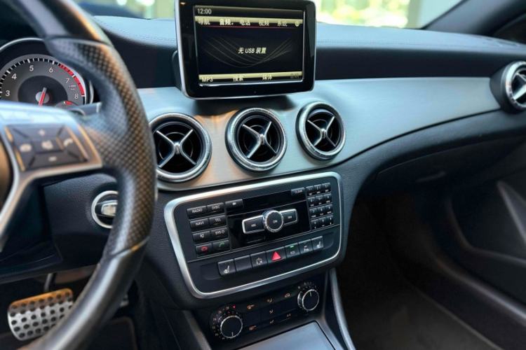 Used Mercedes-Benz CLA 2014 CLA 260 4MATIC Interior 10