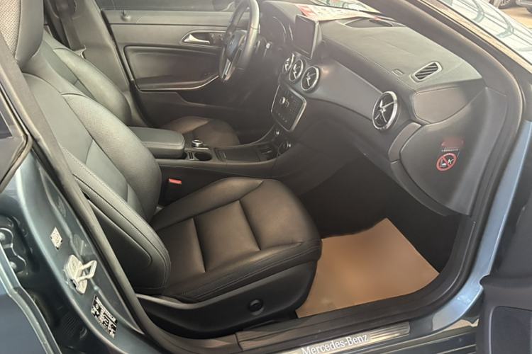 Used Mercedes-Benz CLA 2014 CLA 260 4MATIC Interior 8