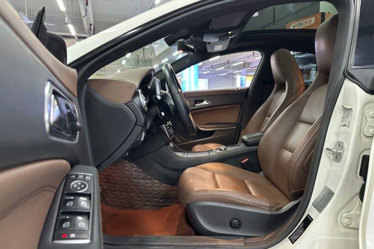 Used Mercedes-Benz CLA 2014 CLA 260 4MATIC Interior 8