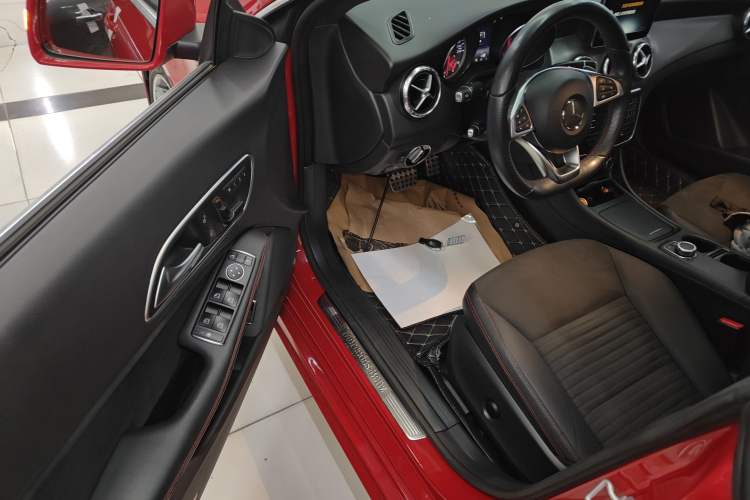 Used Mercedes-Benz CLA 2015 CLA 220 4MATIC Interior 3