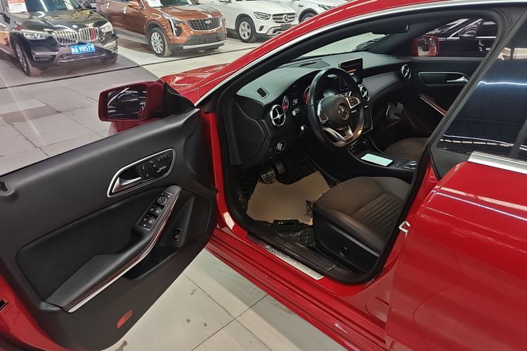 Used Mercedes-Benz CLA 2015 CLA 220 4MATIC Interior 3