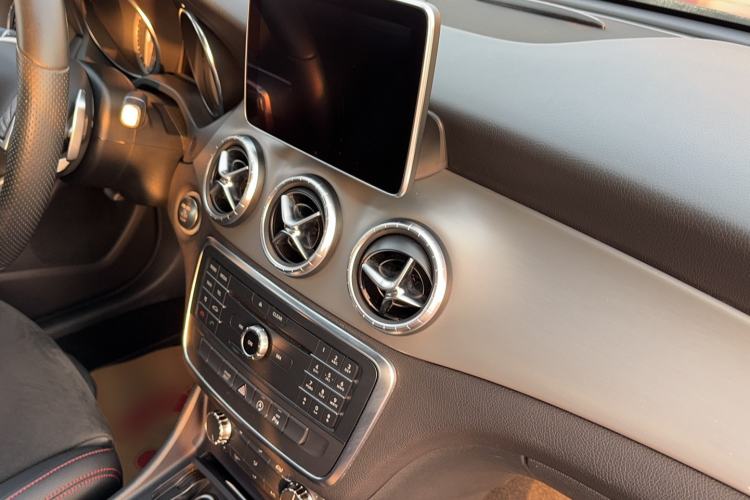 Used Mercedes-Benz CLA 2015 CLA 220 4MATIC Interior 5