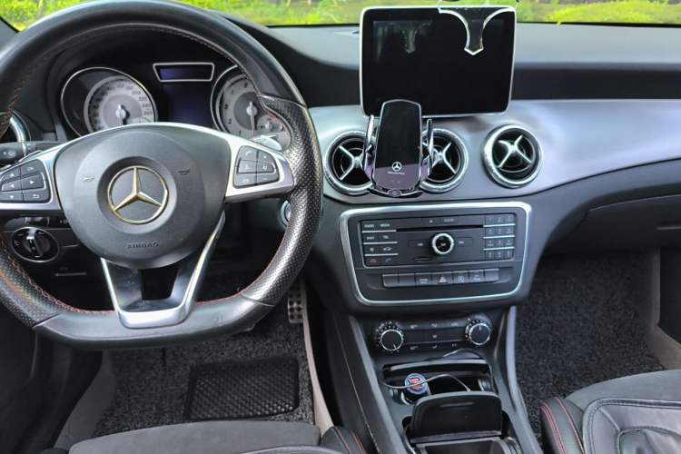 Used Mercedes-Benz CLA 2015 CLA 220 4MATIC Center Console