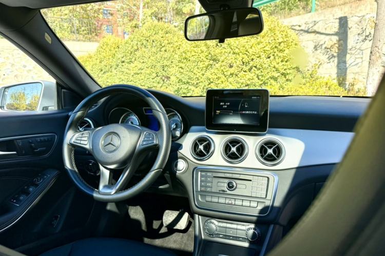 Used Mercedes-Benz CLA 2015 CLA 200 Interior 2