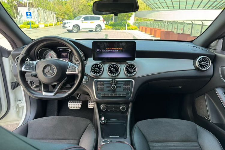 Used Mercedes-Benz CLA 2015 CLA 220 4MATIC Interior 1