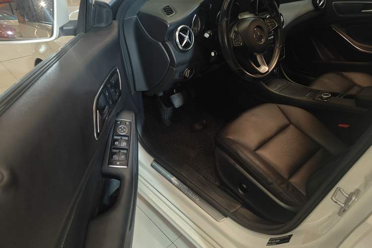 Used Mercedes-Benz CLA 2015 CLA 200 Interior 1