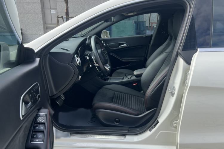 Used Mercedes-Benz CLA 2015 CLA 220 4MATIC Interior 2