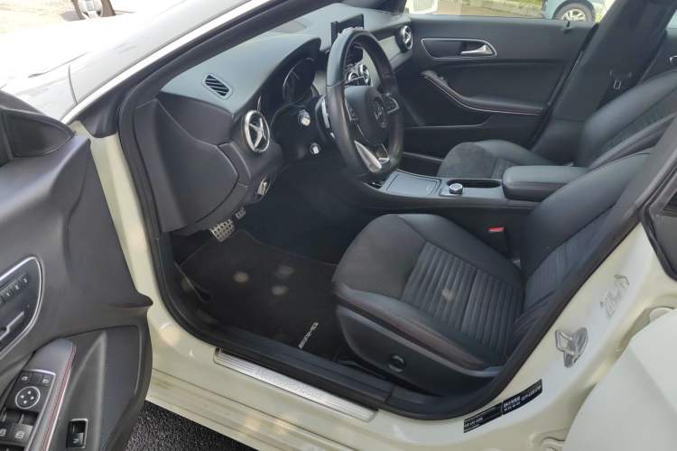 Used Mercedes-Benz CLA 2015 CLA 220 4MATIC Interior 2