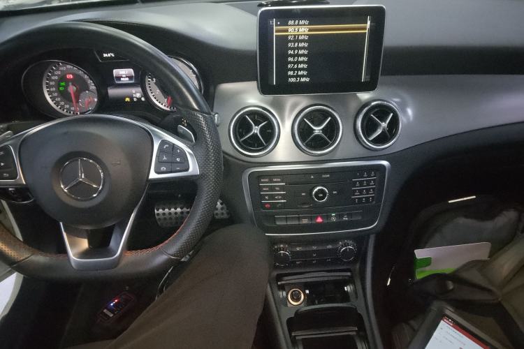 Used Mercedes-Benz CLA 2015 CLA 220 4MATIC Interior 2