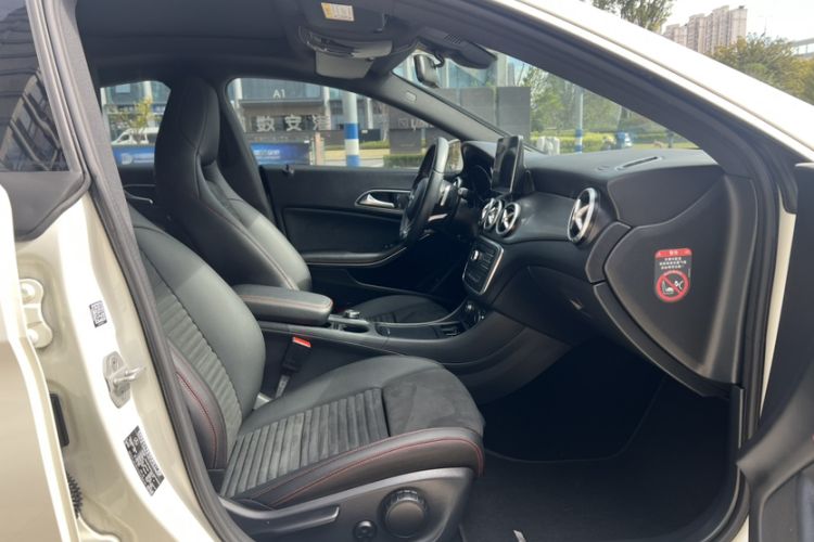 Used Mercedes-Benz CLA 2015 CLA 220 4MATIC Interior 6