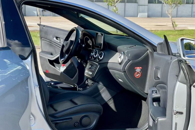 Used Mercedes-Benz CLA 2016 Facelifted CLA 200 Stylish Edition Interior 3