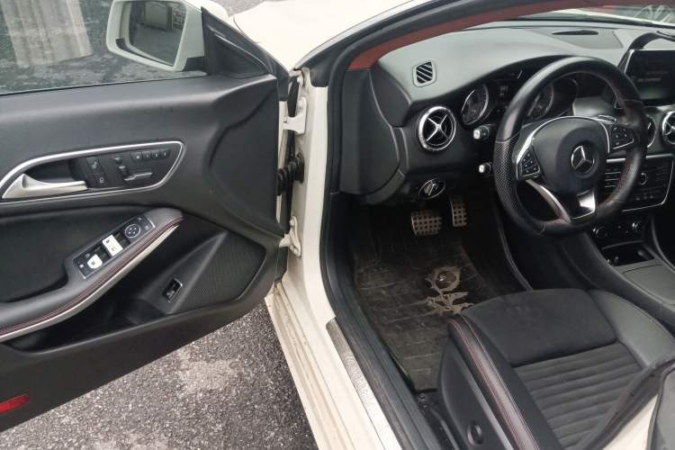 Used Mercedes-Benz CLA 2016 CLA 220 4MATIC Interior 3