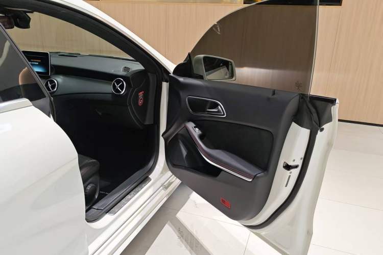 Used Mercedes-Benz CLA 2016 CLA 220 4MATIC Interior 7