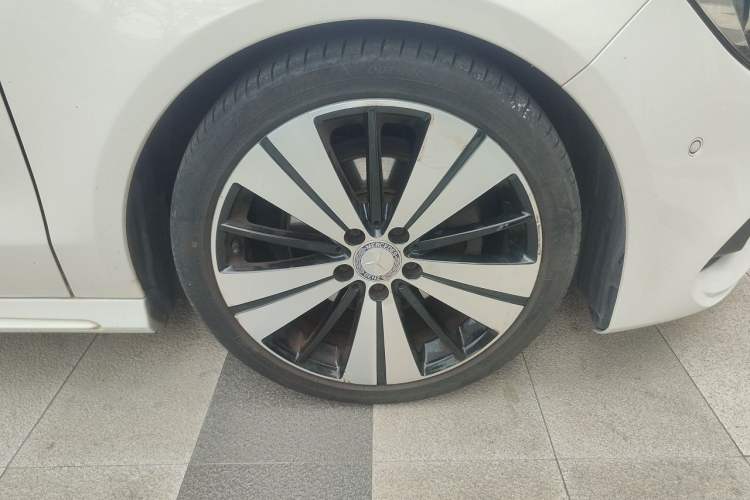 Used Mercedes-Benz CLA 2016 Facelifted CLA 200 Stylish Edition Right Front Wheel Hub