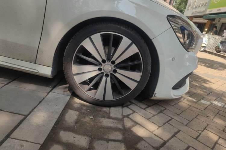 Used Mercedes-Benz CLA 2016 Facelifted CLA 200 Stylish Edition Right Front Wheel Hub