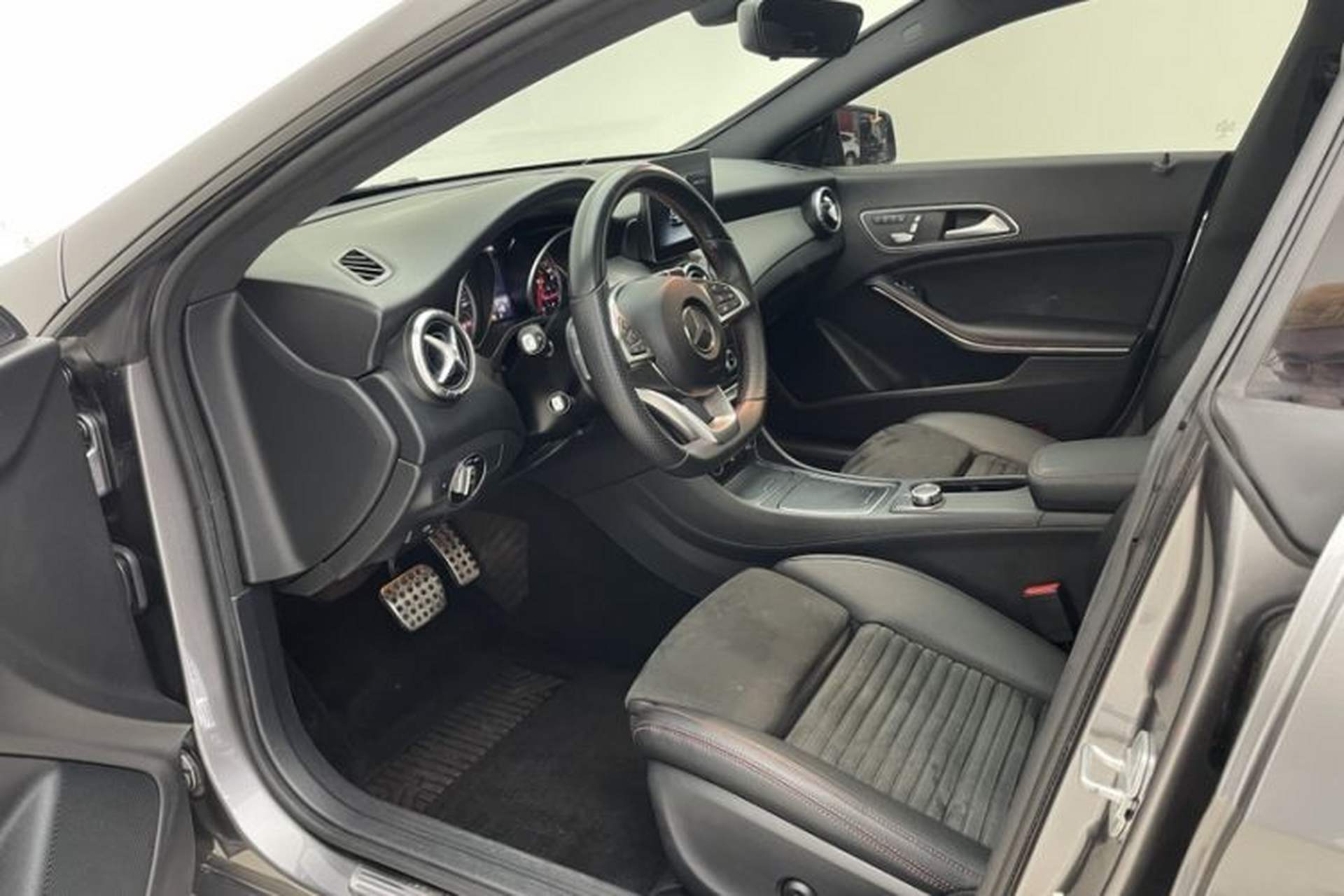 Used Mercedes-Benz CLA 2017 Refreshed CLA 220 4MATIC Interior 6