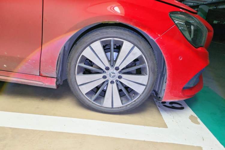 Used Mercedes-Benz CLA 2017 Facelifted CLA 200 Stylish Edition Right Front Wheel Hub
