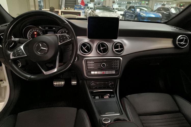 Used Mercedes-Benz CLA 2017 Refreshed CLA 220 4MATIC Center Console