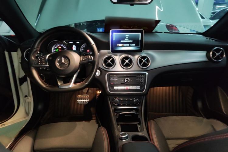 Used Mercedes-Benz CLA 2017 Refreshed CLA 220 4MATIC Center Console