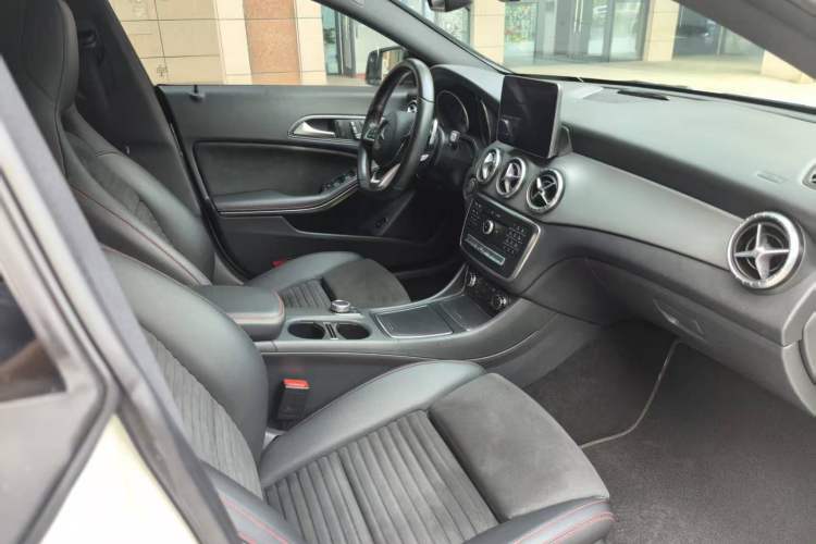 Used Mercedes-Benz CLA 2017 CLA 220 4MATIC Interior 4