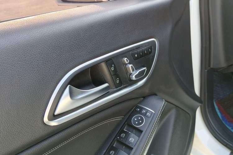 Used Mercedes-Benz CLA 2017 Facelifted CLA 200 Stylish Edition Interior 5