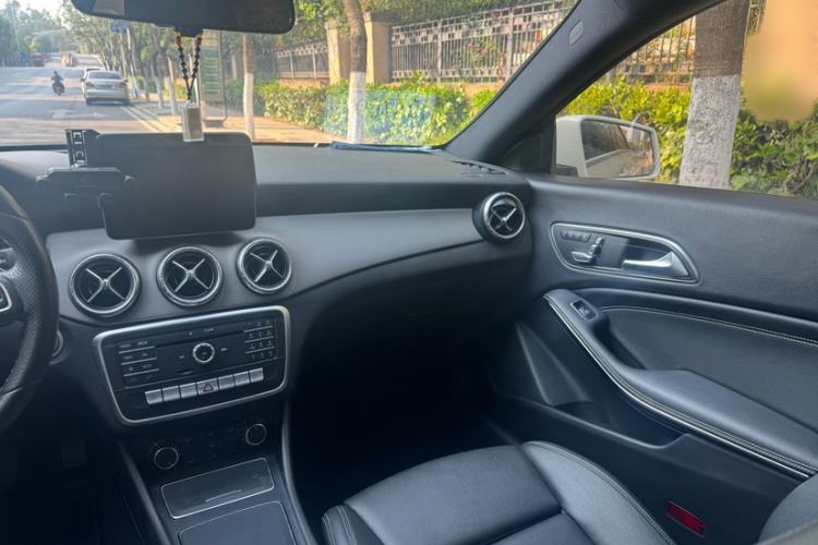 Used Mercedes-Benz CLA 2017 Facelifted CLA 200 Stylish Edition Right Front Seat
