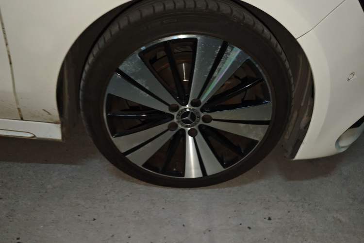 Used Mercedes-Benz CLA 2017 Facelifted CLA 200 Stylish Edition Right Front Wheel Hub