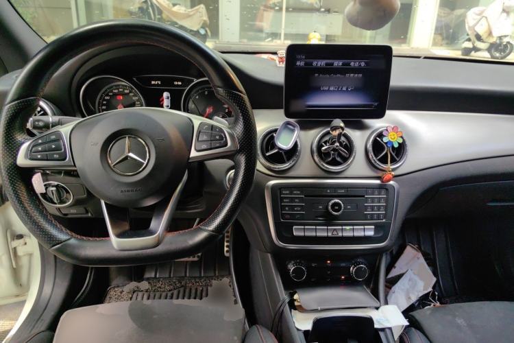Used Mercedes-Benz CLA 2017 Refreshed CLA 220 4MATIC Center Console
