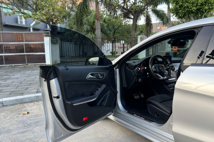 Used Mercedes-Benz CLA 2018 CLA 220 4MATIC Interior 3