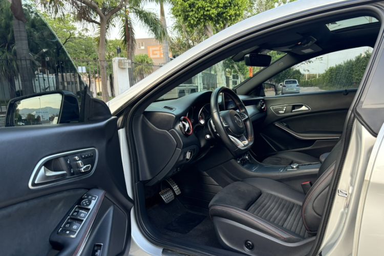 Used Mercedes-Benz CLA 2018 CLA 220 4MATIC Interior 6