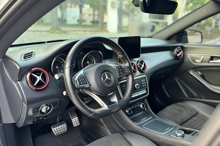 Used Mercedes-Benz CLA 2018 CLA 220 4MATIC Interior 8