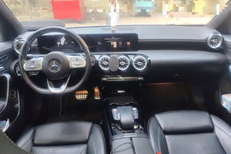 Used Mercedes-Benz CLA 2020 CLA 260 4MATIC Shooting Brake Center Console